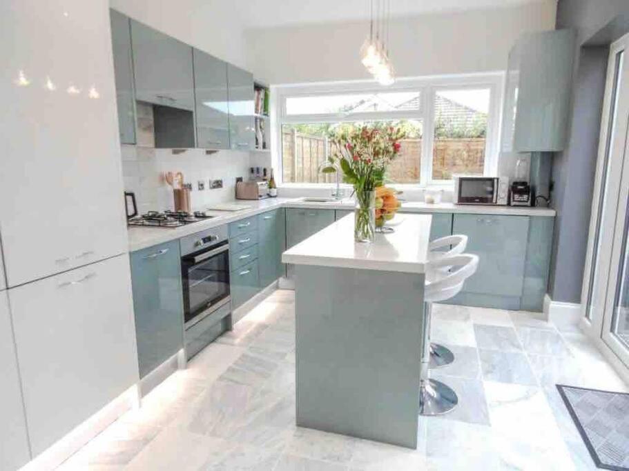 Spacious 4 Bed Rooms, Parking, Garden And Near Parks, Beaches And University Bournemouth Exteriör bild