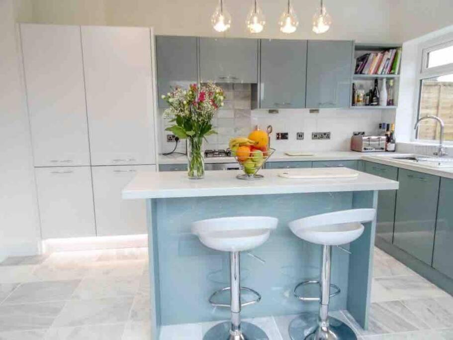 Spacious 4 Bed Rooms, Parking, Garden And Near Parks, Beaches And University Bournemouth Exteriör bild