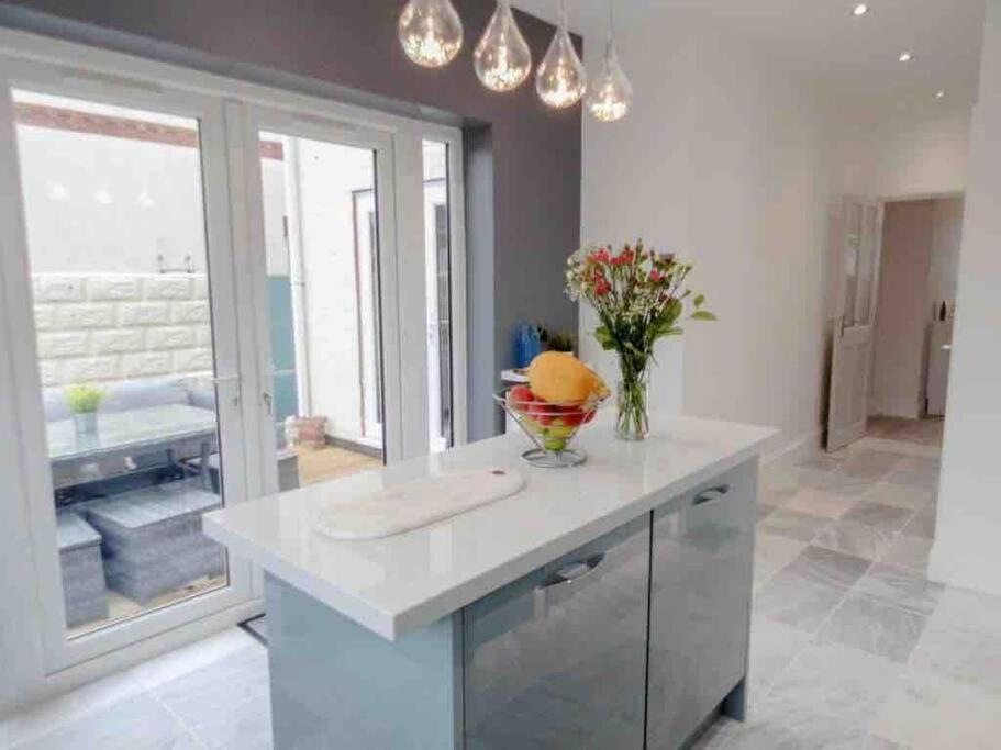 Spacious 4 Bed Rooms, Parking, Garden And Near Parks, Beaches And University Bournemouth Exteriör bild