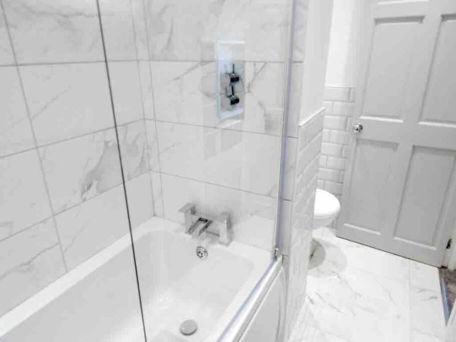 Spacious 4 Bed Rooms, Parking, Garden And Near Parks, Beaches And University Bournemouth Exteriör bild
