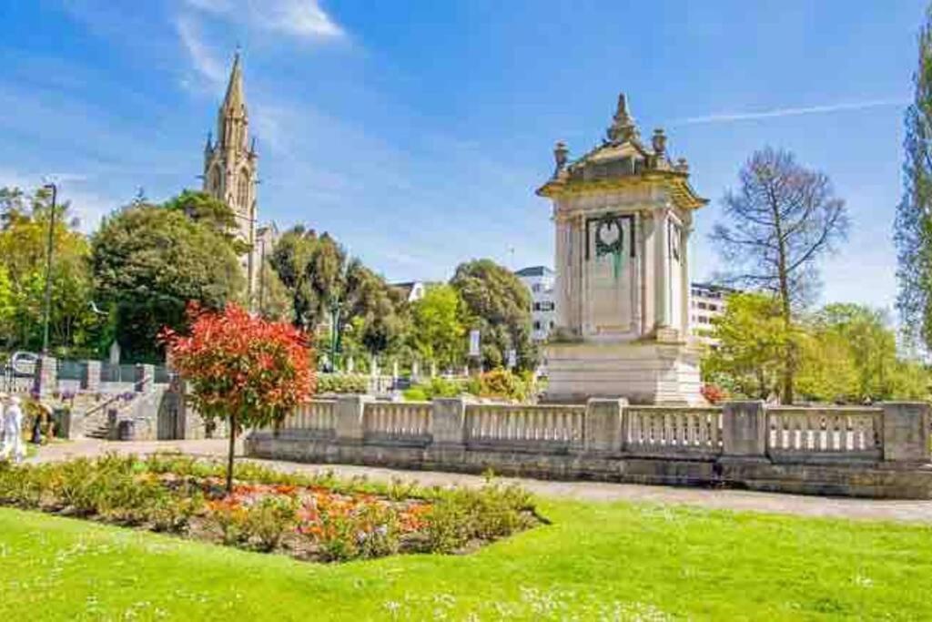 Spacious 4 Bed Rooms, Parking, Garden And Near Parks, Beaches And University Bournemouth Exteriör bild