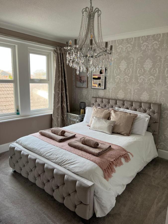 Spacious 4 Bed Rooms, Parking, Garden And Near Parks, Beaches And University Bournemouth Exteriör bild
