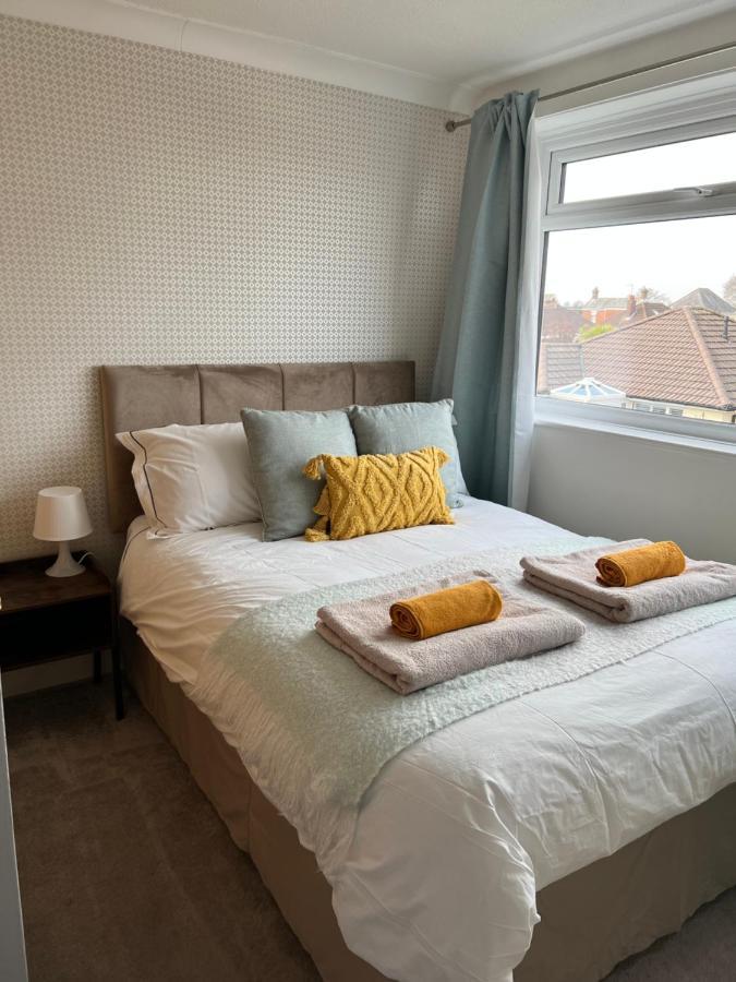 Spacious 4 Bed Rooms, Parking, Garden And Near Parks, Beaches And University Bournemouth Exteriör bild